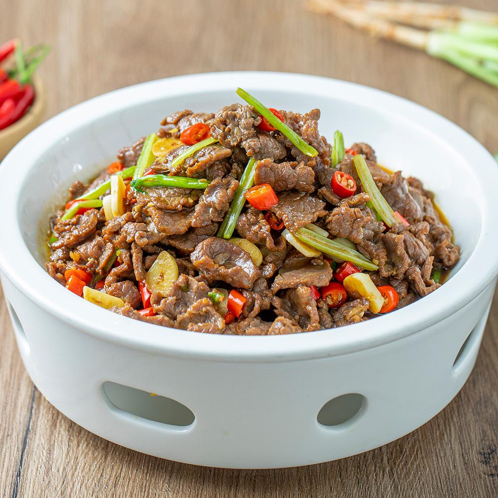 Stir-fried beef with celery — dish photo